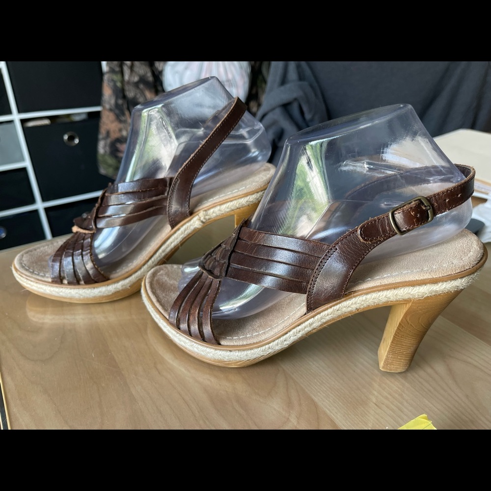 Victoria Secret size 8 1/2 or 39 leather platform sandals. Vintage Rare Find